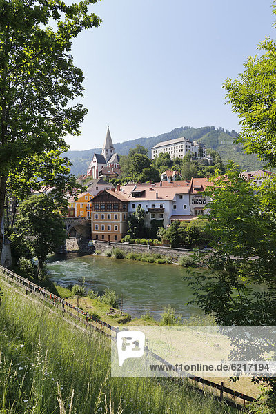 Murau mit Schloss Obermurau und Matthäuskirche  Fluss Mur  Steiermark  Österreich  Europa  ÖffentlicherGrund