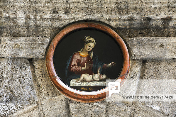 Farbiges Bildnis der Maria mit dem Jesuskind an einer Hausfassade  Judengasse  Salzburg  Bundesland Salzburg  Österreich  Europa