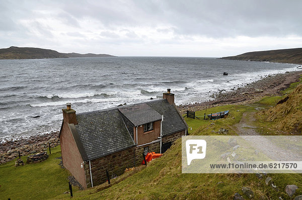 Europa Winter Wohnhaus Großbritannien klein Sturm Bucht Highlands Schottland stürmische See