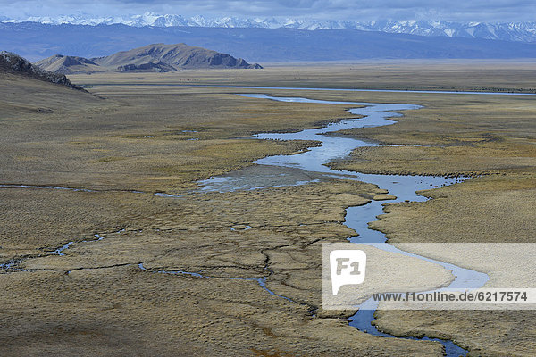 Wasserlauf im Grasland von Bayanbulak  Bayinbuluke  Mongolische Autonome Bezirk Bayingolin  Kuqa  Korla  Seidenstraße  Tianshan Gebirge  Tian Shan  Tienshan  Xinjiang  China  Asien