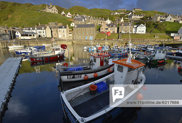 Fischereihafen Fischerhafen Farbaufnahme Farbe Europa Großbritannien klein Steilküste Küste Boot angeln Schottland