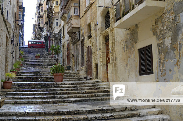 Gasse mit Stufen  St. Lucia Street  Altstadt  Valletta  Malta  Europa
