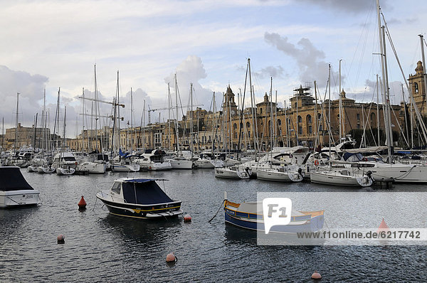Blick auf Birgu  Hafen  Boote  aufgenommen von Senglea  Malta  Europa