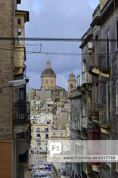 Blick auf Birgu  Häuserzeile  aufgenommen von Senglea  Malta  Europa
