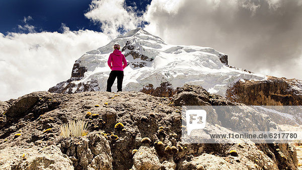 Wanderer am Nevado Cuyoc beim Punta Cuyoc  Cordillera Huyhuash  Anden  Peru  Südamerika