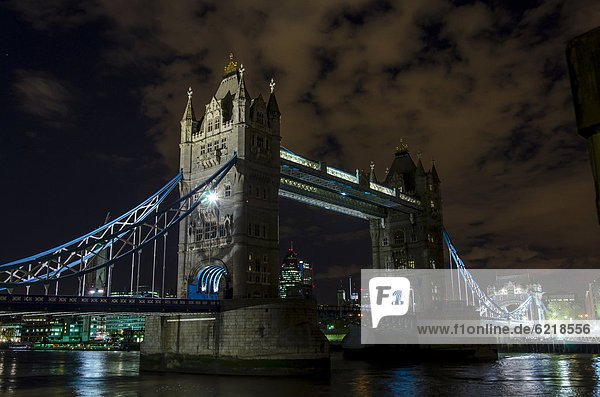 Beleuchtete Tower Bridge  Themse  Nachtaufnahme  London  England  Großbritannien  Europa