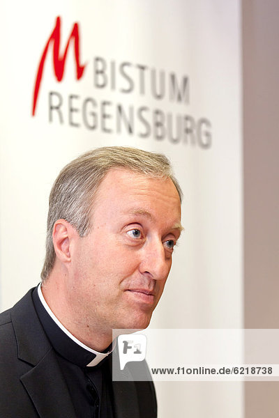 Generalvikar Prälat Michael Fuchs der Diözese Regensburg während einer Pressekonferenz am 02.07.2012 in Regensburg  Bayern  Deutschland  Europa