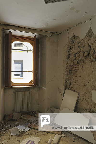 Europa Gebäude Büro Schwierigkeit Vernichtung unbewohnt leer stehend April Erdbeben Italien