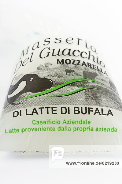 Büffel-Mozzarella in einer Plastiktüte direkt vom Erzeuger  Mozzarella di bufala  Kampanien  Süditalien  Italien  Europa