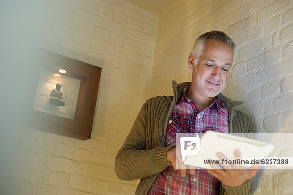 Mann mit einem digitalen Tablett