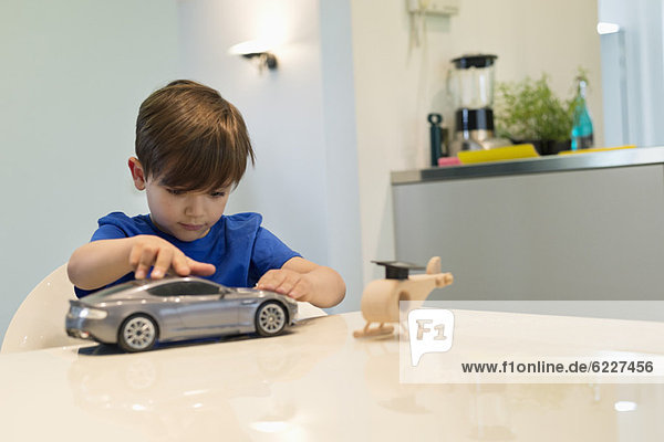 Junge spielt mit einem Spielzeugauto