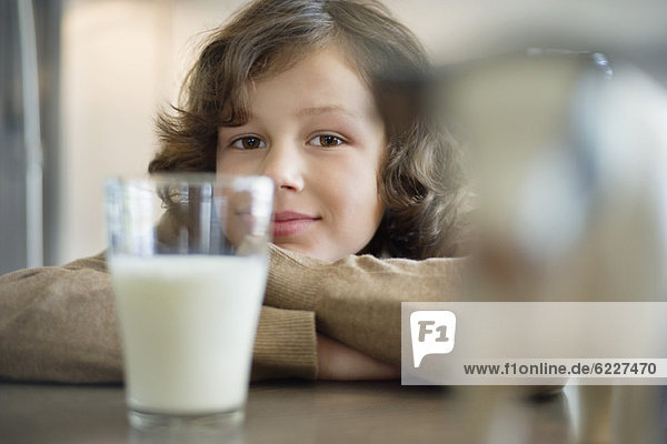 Portrait eines Jungen mit einem Glas Milch