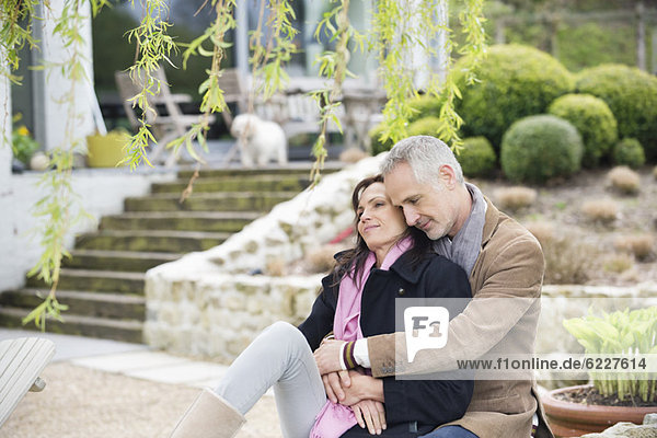 Romantisches Paar im Garten sitzend