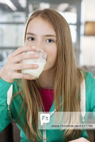 Porträt eines Mädchens  das Milch trinkt