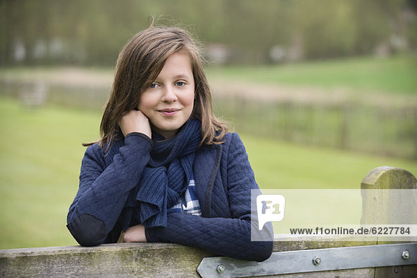 Porträt eines lächelnden Mädchens auf einem Bauernhof