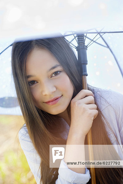 Porträt eines glücklichen Mädchens mit Regenschirm