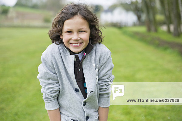 Porträt eines lächelnden Jungen auf einem Feld