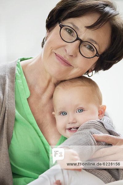 Porträt einer Frau mit ihrer Enkelin