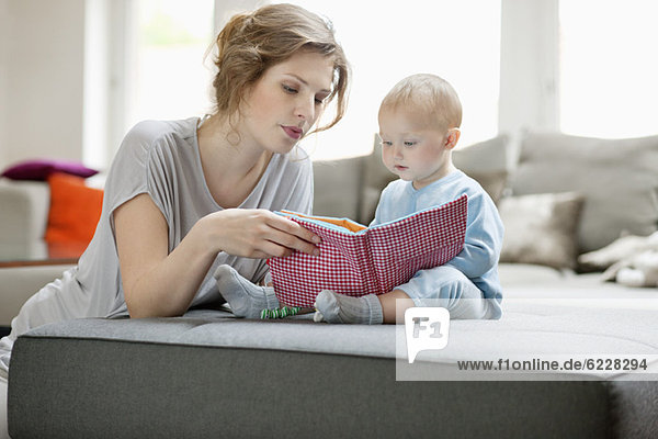 Frau zeigt ihrer Tochter ein Bilderbuch