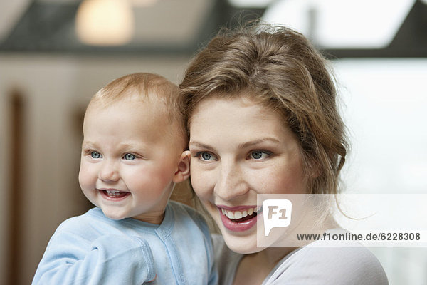 Nahaufnahme einer lächelnden Frau mit ihrem kleinen Mädchen