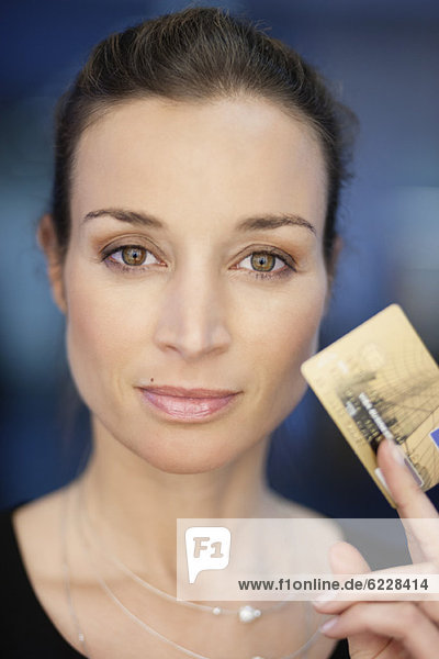 Portrait einer Geschäftsfrau mit Kreditkarte