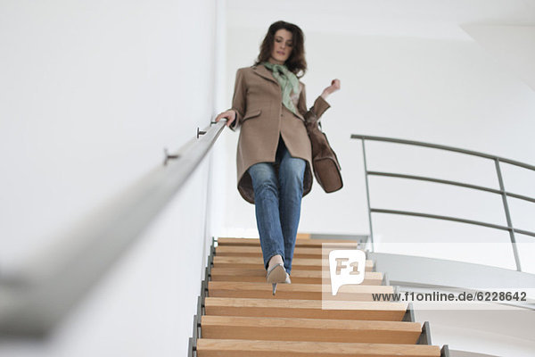 Frau geht die Treppe hinunter