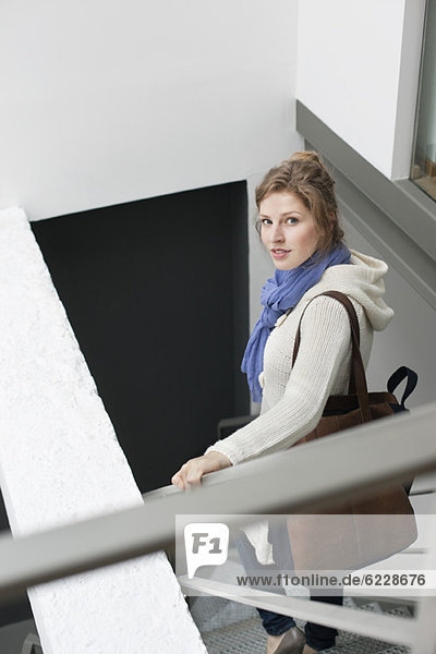 Porträt einer Frau beim Treppensteigen