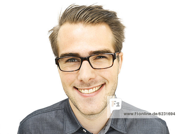 Lächelnder junger Geschäftsmann mit Brille  Portrait