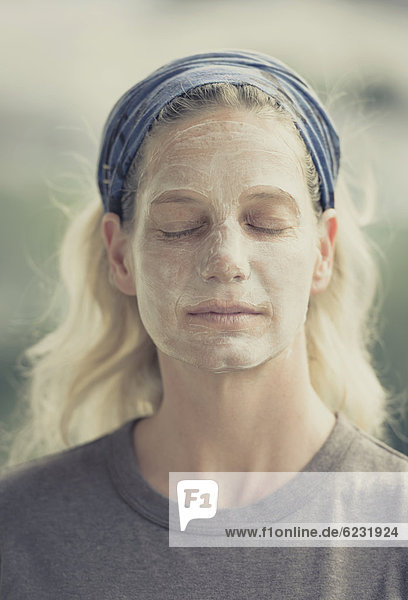 Frau  42 Jahre  trägt Gesichtsmaske