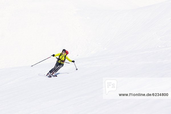 Frau fährt Ski am Gosaukamm Tennengau Österreich