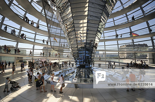 Kuppel des Reichstags mit Besuchern  Berlin  Deutschland