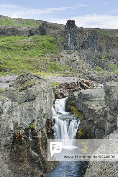 Wasserfall der Jökuls· · Fjöllum  HÛlmatungur  Jökuls·rglj_fur-Nationalpark  Island  Europa