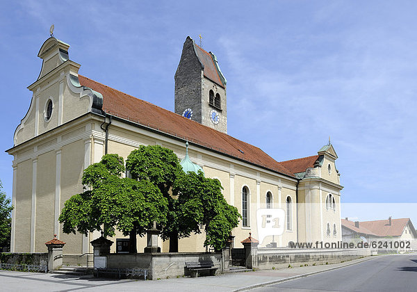 Stadtpfarrkirche St. Johann  Peißenberg  Pfaffenwinkel  Oberbayern  Bayern  Deutschland  Europa  ÖffentlicherGrund