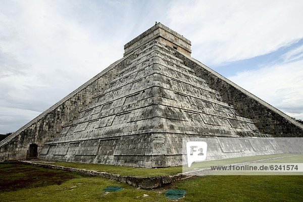 pyramidenförmig  Pyramide  Pyramiden  Stufe  Chichen Itza  Chichen-Itza  Nordamerika  Mexiko  UNESCO-Welterbe  Pyramide  Yucatan