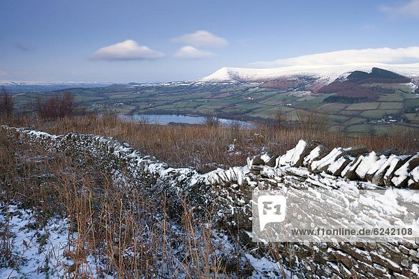 Steinmauer  Europa  Berg  sehen  Großbritannien  trocken  See  schwarz  Staub  Brecon Beacons National Park  Powys  Schnee  Wales