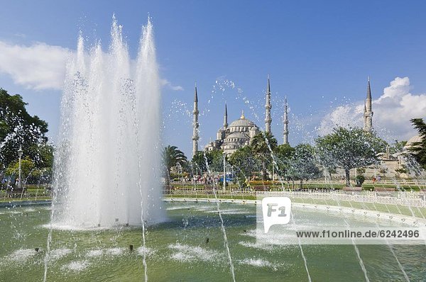 The Blue Mosque (Sultan Ahmet Camii) with domes and minarets  fountains and gardens in foreground  Sultanahmet  central Istanbul  Turkey  Europe