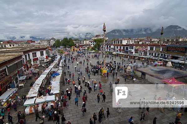View over the Barkhor  a public square located around Jokhang Temple in Lhasa  Tibet  China  Asia