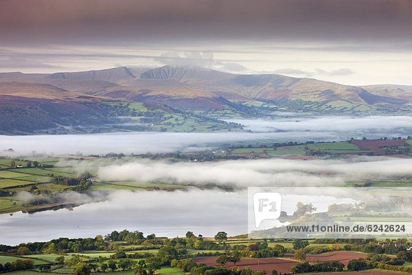 nahe  Stift  Stifte  Schreibstift  Schreibstifte  Europa  Großbritannien  Landschaft  über  aufwärts  Dunst  See  Wolkengebilde  Brecon Beacons National Park  Powys  Wales