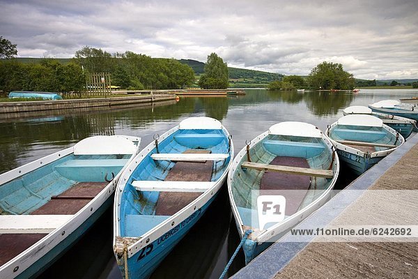 Europa  Fröhlichkeit  Großbritannien  See  Boot  vertäut  Brecon Beacons National Park  Powys  Wales