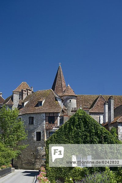 Ein Blick auf das malerische Dorf Carennac und seine typische Quercy-Architektur direkt am Ufer der Dordogne Fluss  Dordogne  Frankreich  Europa