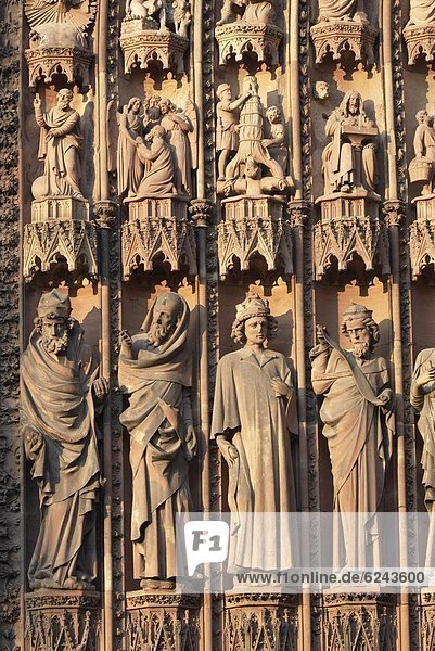 Frankreich  Europa  Eingang  Kathedrale  Statue  Mittelpunkt  Seitenansicht  Gotik  UNESCO-Welterbe  Elsass  links  Straßburg