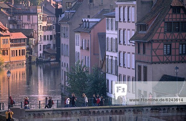 Frankreich  Europa  bedecken  über  Krankheit  Brücke  Fluss  Fußgänger  UNESCO-Welterbe  Elsass  Straßburg