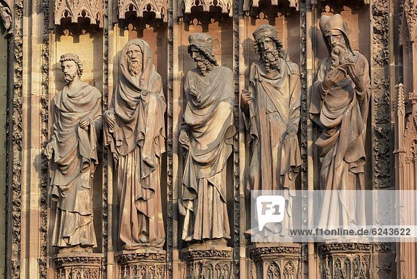 Frankreich  Europa  Eingang  Kathedrale  Statue  Mittelpunkt  Seitenansicht  Gotik  UNESCO-Welterbe  Elsass  rechts  Straßburg