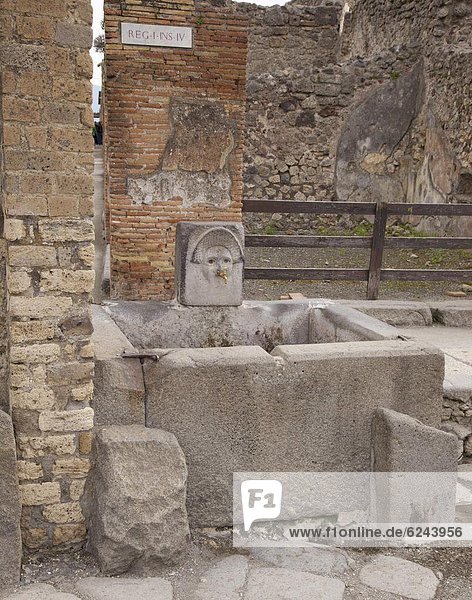 Roman drinking fountain on Via Stabiana  Pompeii  UNESCO World Heritage Site  Campania  Italy  Europe