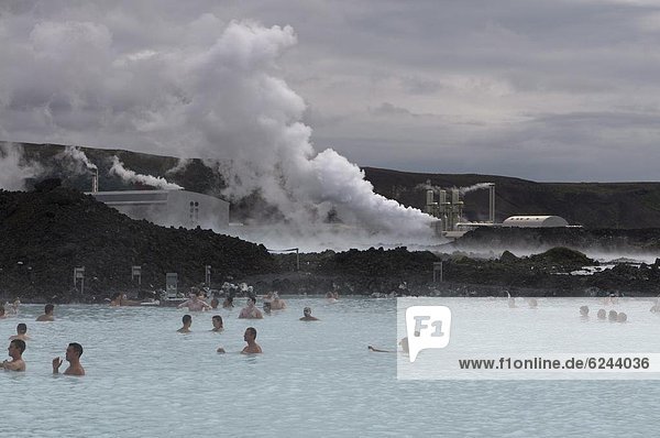Menschen die in heißer Frühling Blue Lagoon Island die polaren Regionen Baden