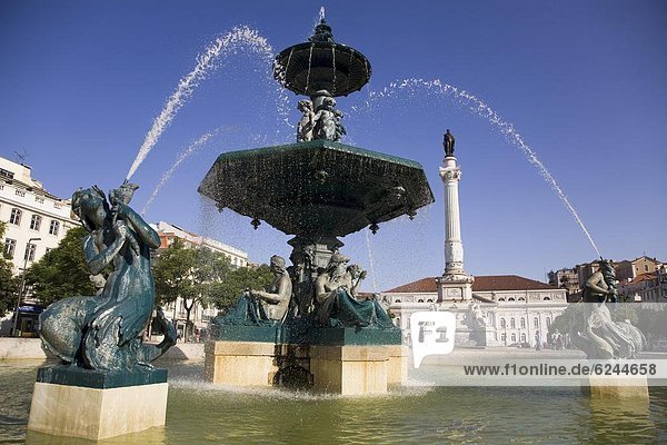 Lissabon Hauptstadt Wasser Springbrunnen Brunnen Fontäne Fontänen Europa über Infusion Quadrat Quadrate quadratisch quadratisches quadratischer Statue Torbogen Name Zierbrunnen Brunnen Portugal Rossio Praça de D. Pedro IV