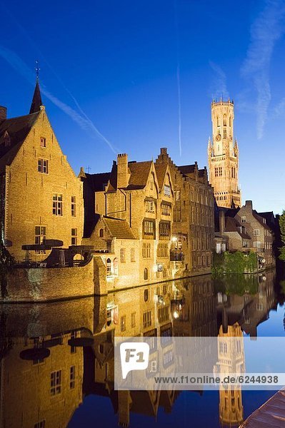 Glockenturm  beleuchtet  Europa  Nacht  Spiegelung  Altstadt  UNESCO-Welterbe  Belfried  Belgien  Brügge  Flandern
