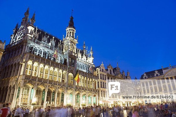 Hotel de Ville (Town Hall) in the Grand Place illuminated at night  UNESCO World Heritage Site  Brussels  Belgium  Europe
