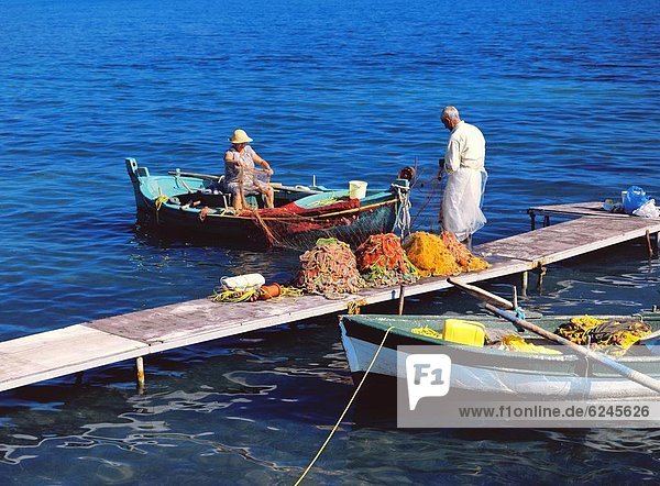 Europa  Ehefrau  Reinigung  Boot  Netz  Steg  angeln  Korfu  Fischer  Griechenland  Griechische Inseln