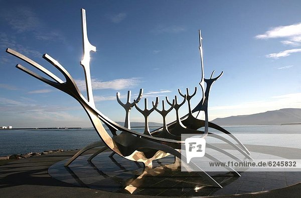 Reykjavik  Hauptstadt  hoch  oben  Skulptur  Ecke  Ecken  Boot  Beleuchtung  Licht  Mitternacht  Island  Stahl  Sonne